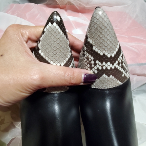 Gucci ankle boots. 391/2 Used in excellent condition. - Picture 10 of 16